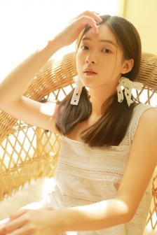 小夹子夹在小奴的花蒂头